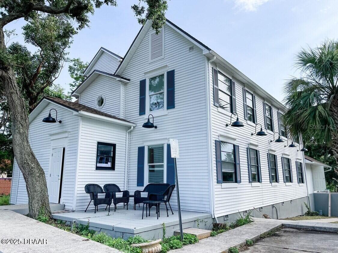 Listing photo id 2 for 404 Ridgewood Avenue