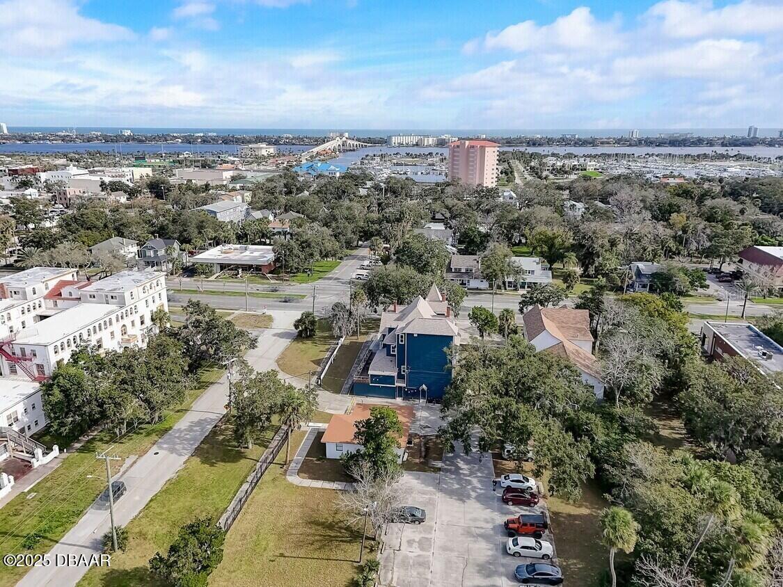 Listing photo id 4 for 404 Ridgewood Avenue