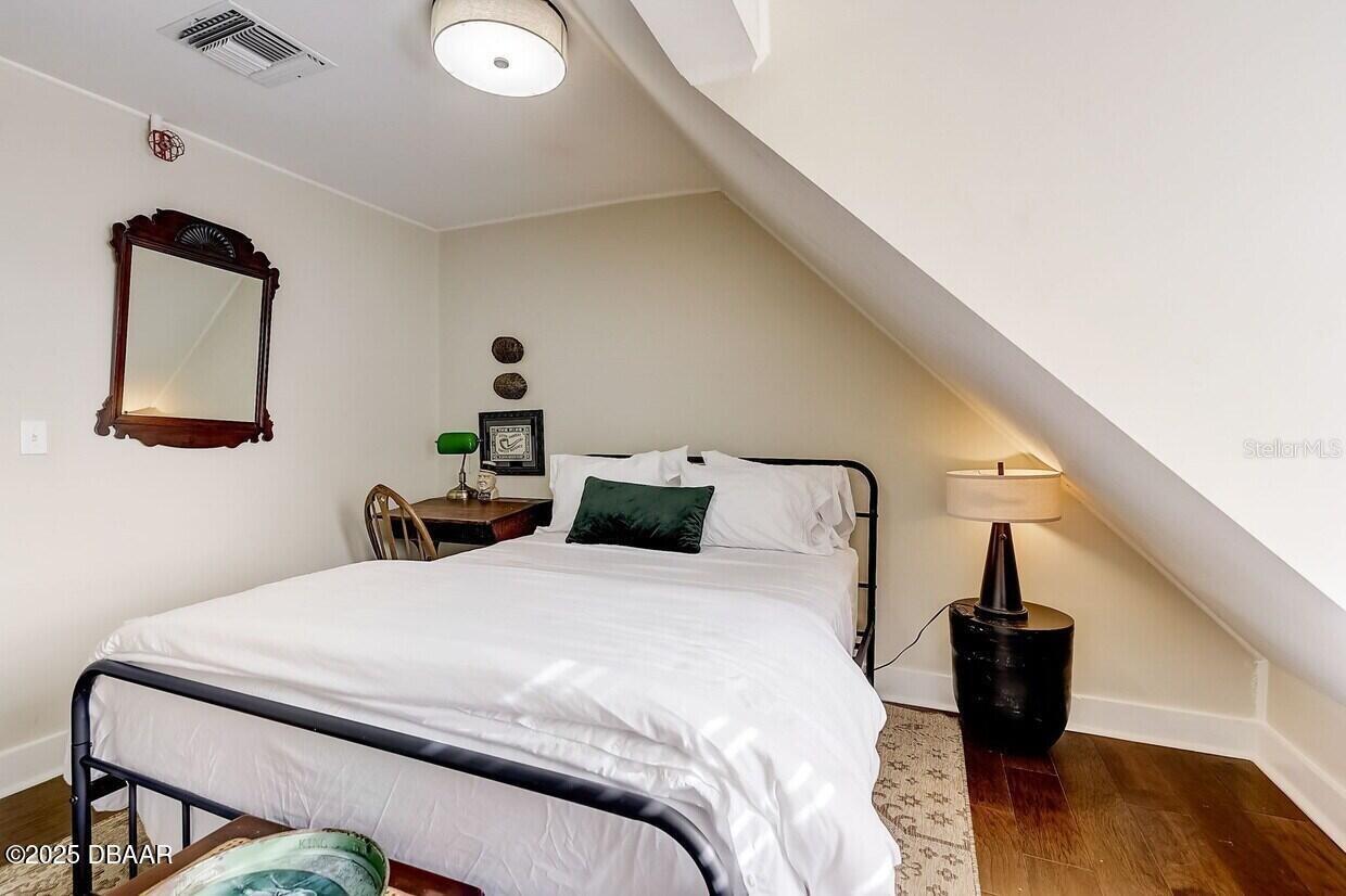 Listing photo id 6 for 404 Ridgewood Avenue