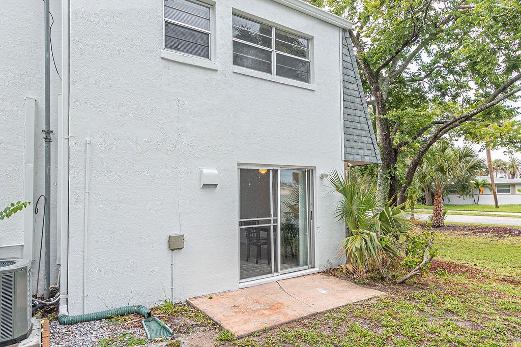 Image 11 of 14 For 1610 Palmetto Avenue 25