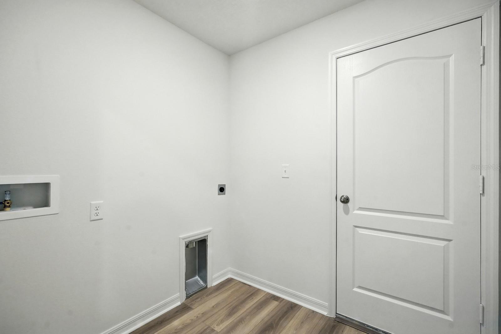 Image 14 of 25 For 1161 Kenway Avenue