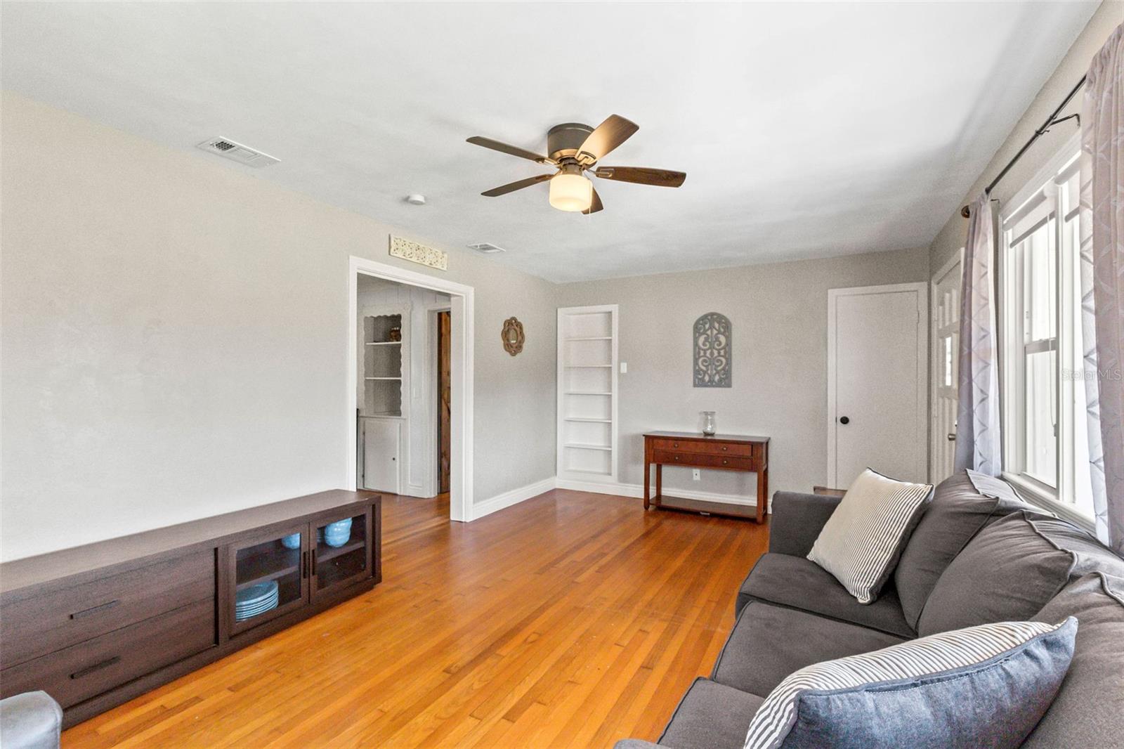 Image 7 of 49 For 505 Wisteria Road