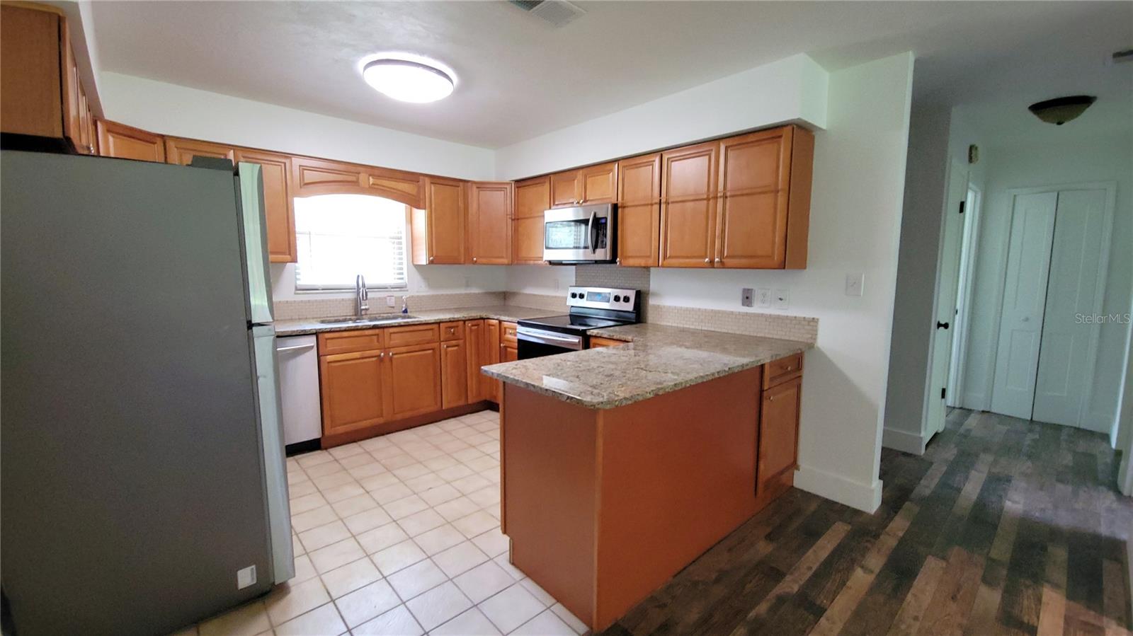 Image 3 of 21 For 1513 S Elsasser St