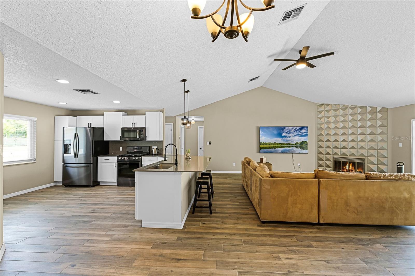 Image 10 of 29 For 485 Lakeshore Drive