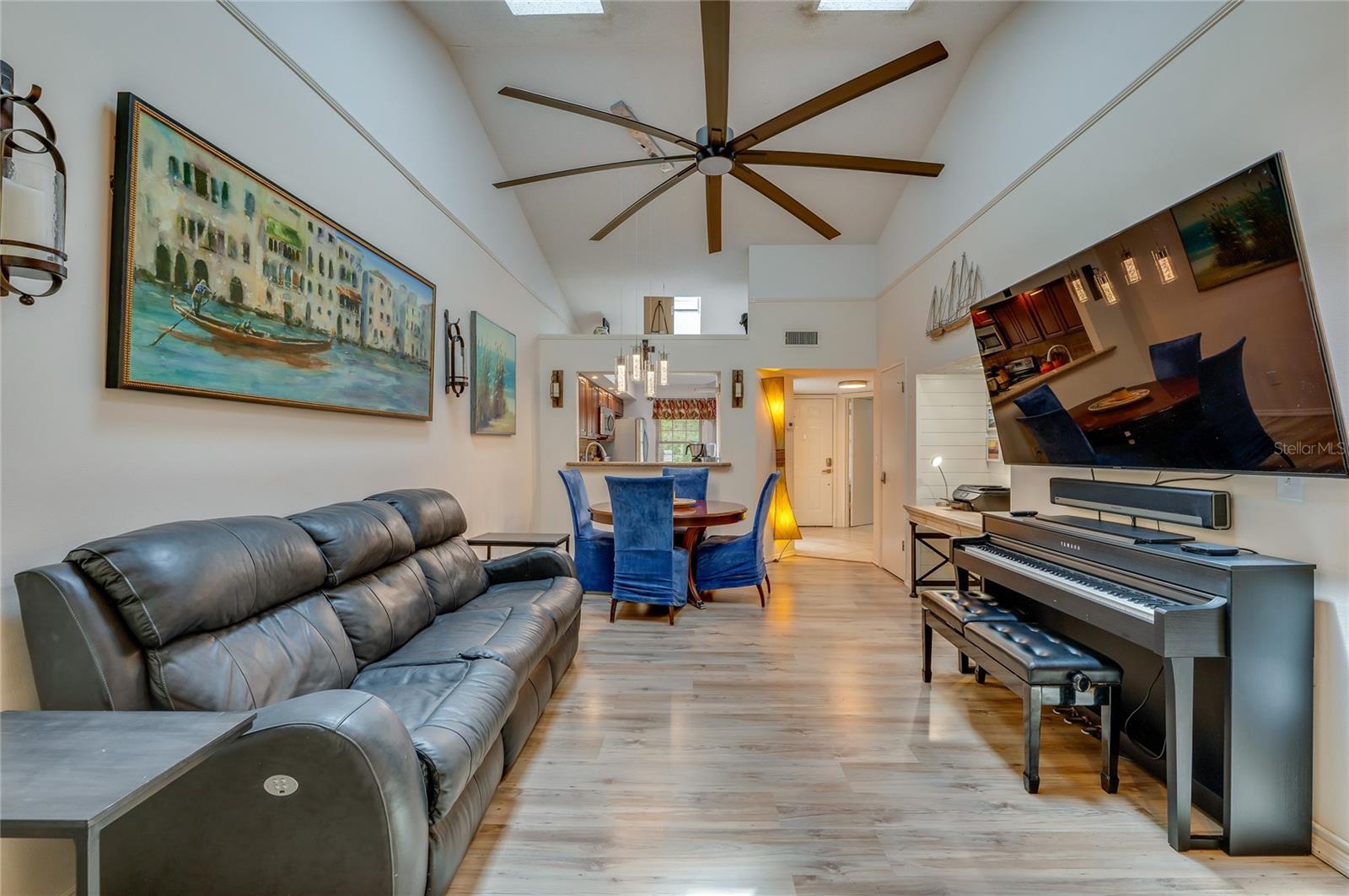 Image 16 of 40 For 955 Grayling Court B