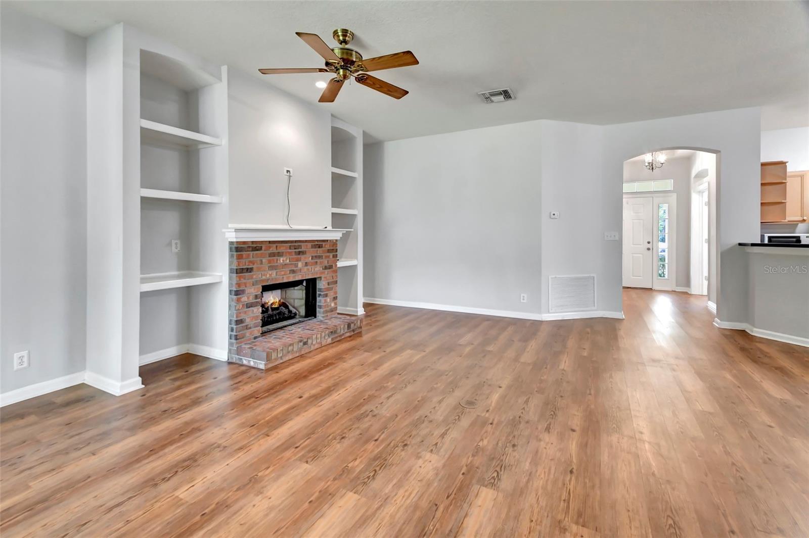 Image 4 of 47 For 107 Brookgreen Way