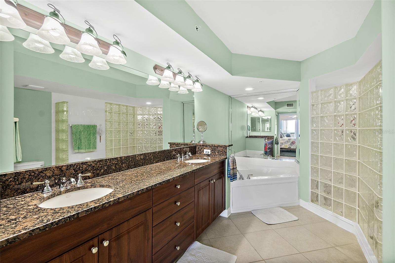 Image 26 of 65 For 3315 Atlantic Avenue 1605