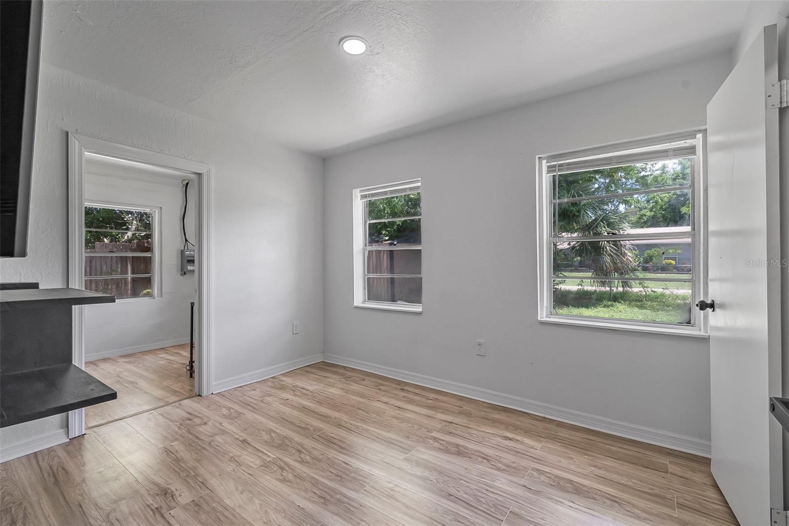 Image 10 of 37 For 1214 Flomich Street
