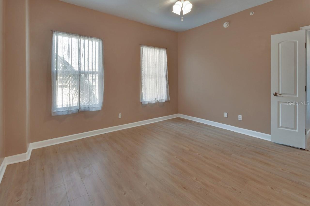 Image 33 of 51 For 424 Luna Bella Lane 330