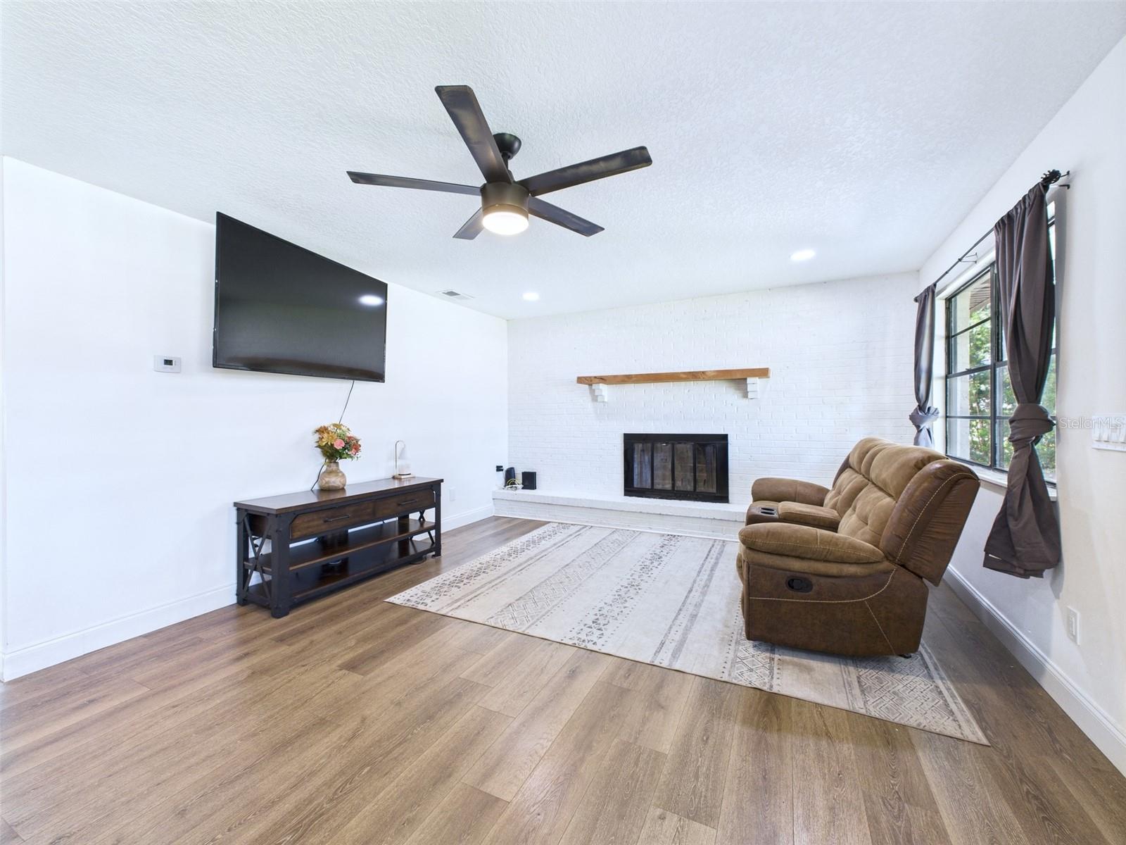 Image 7 of 22 For 2526 Victory Palm Drive
