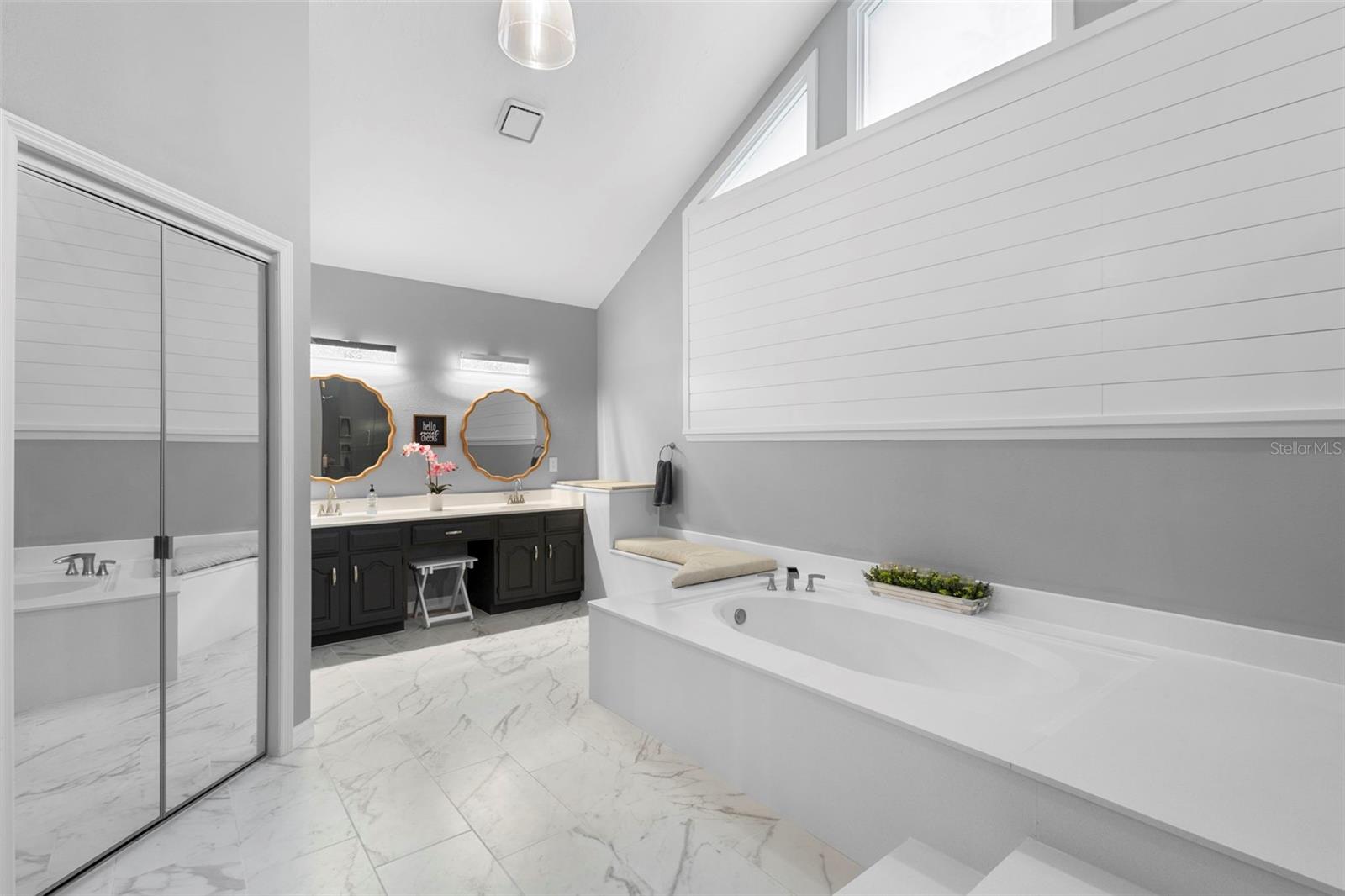 Image 23 of 39 For 202 Yorkville Place