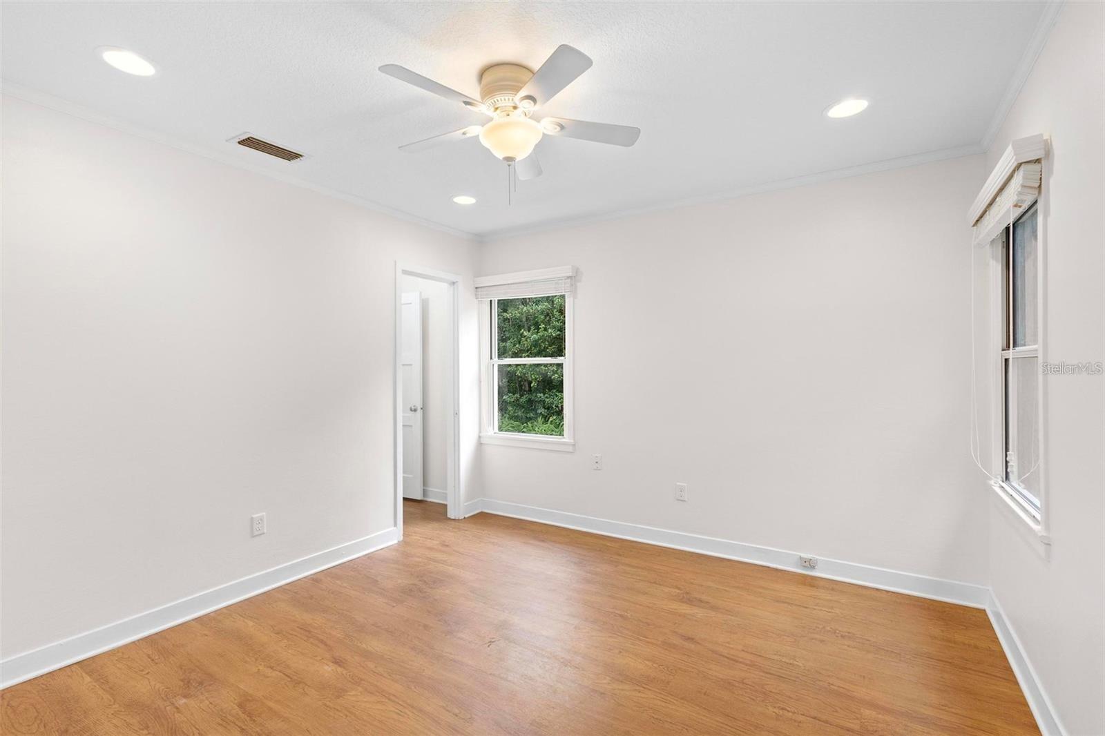 Image 11 of 40 For 605 Amelia Avenue