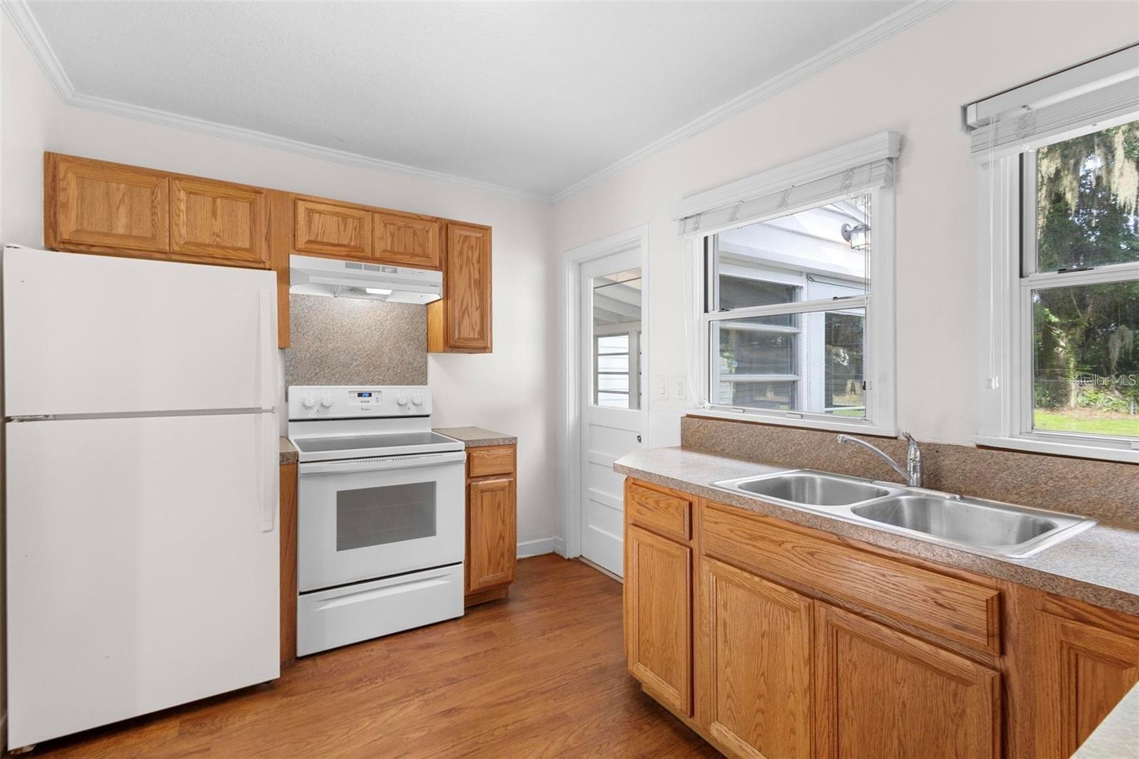 Image 6 of 40 For 605 Amelia Avenue