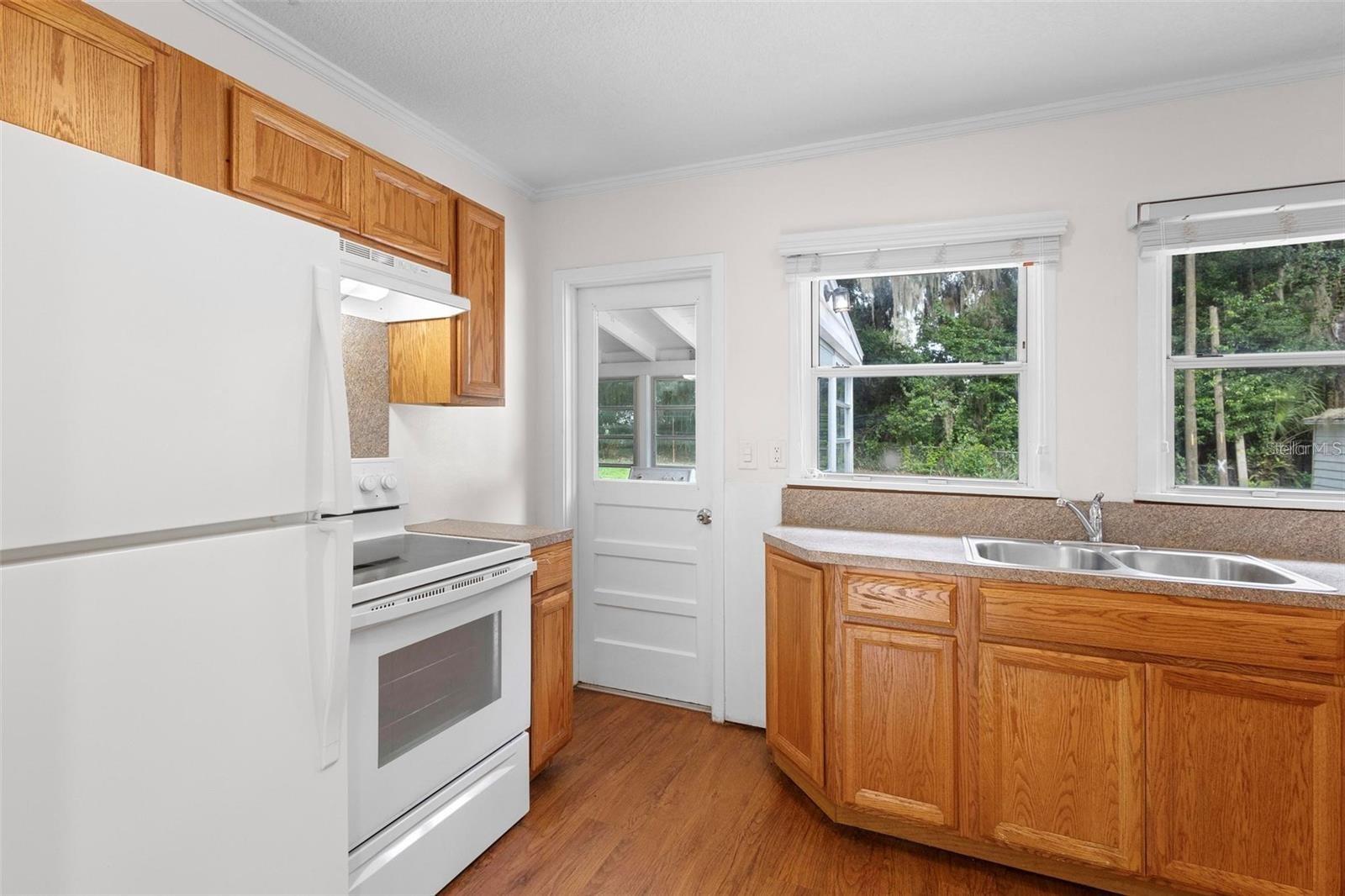 Image 7 of 40 For 605 Amelia Avenue