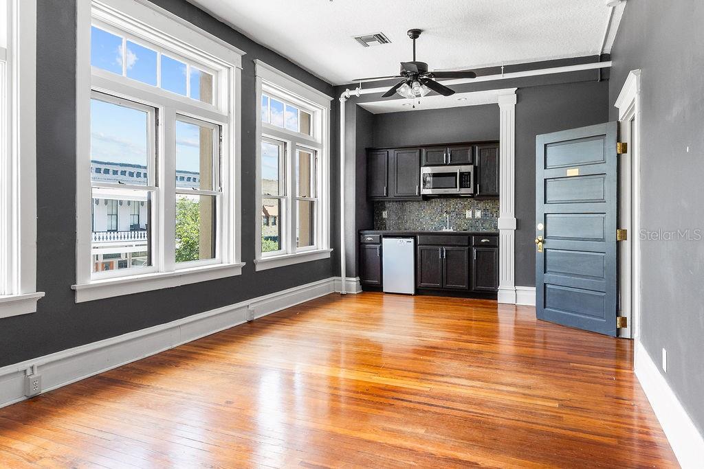 Image 7 of 9 For 112 Indiana Avenue 202
