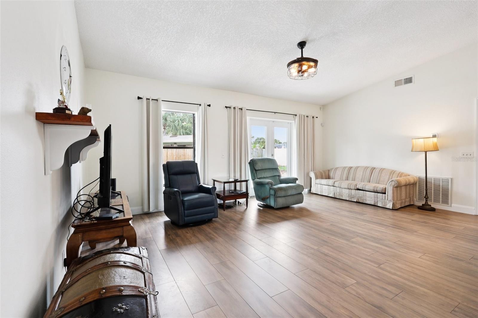 Image 6 of 44 For 2531 Ludlow Street