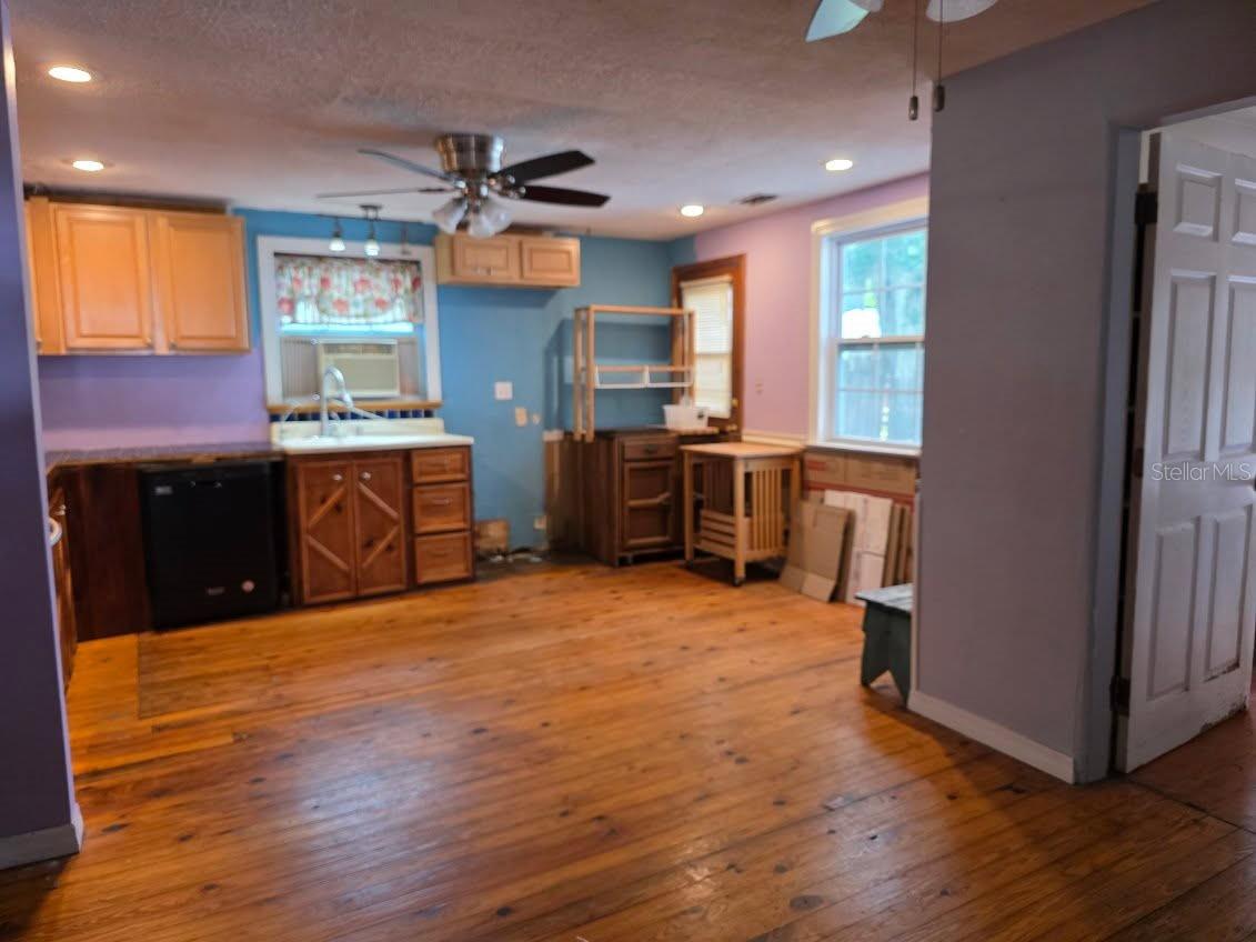 Image 20 of 42 For 112 New Hampshire Street