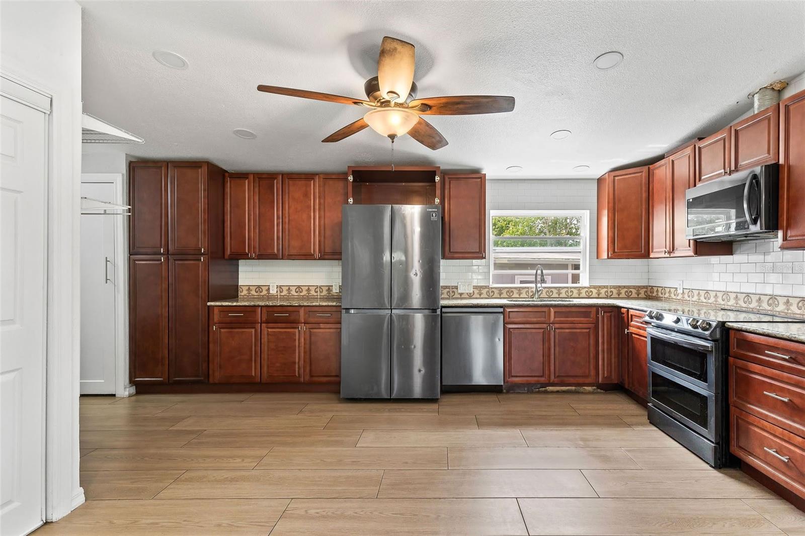 Image 10 of 37 For 1079 Green Acres Circle N