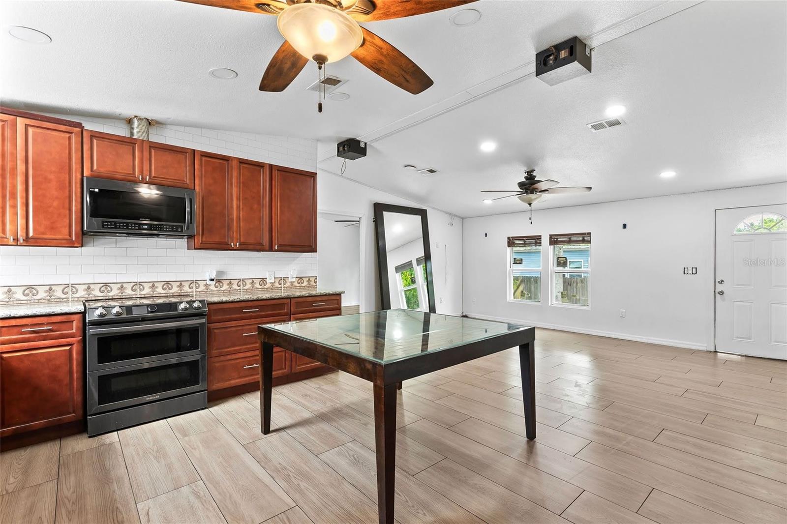 Image 11 of 37 For 1079 Green Acres Circle N