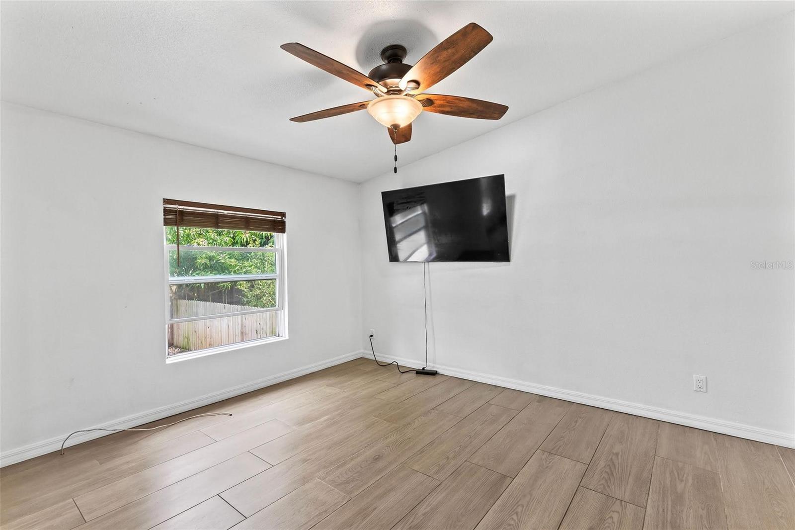 Image 14 of 37 For 1079 Green Acres Circle N