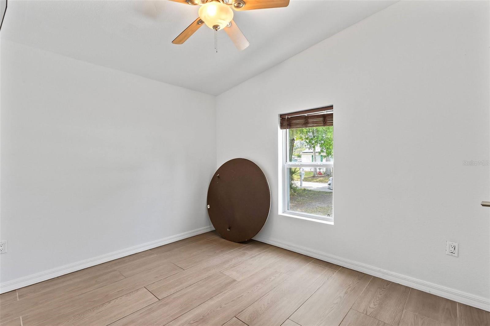 Image 18 of 37 For 1079 Green Acres Circle N