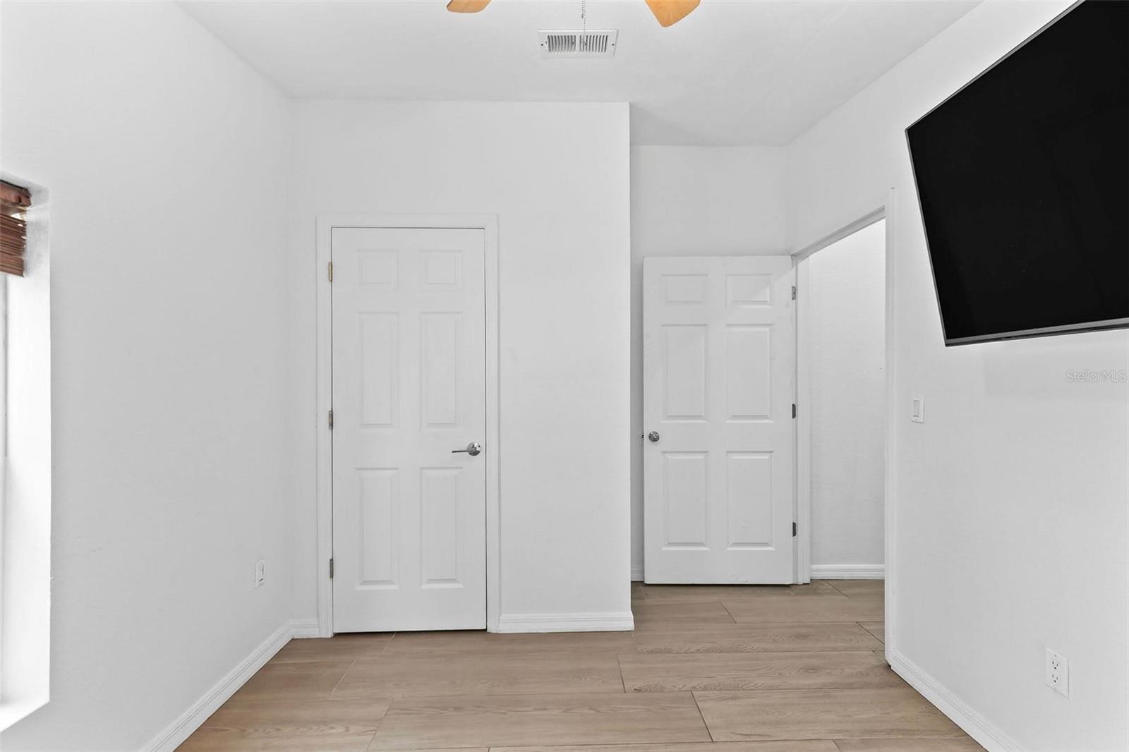 Image 20 of 37 For 1079 Green Acres Circle N