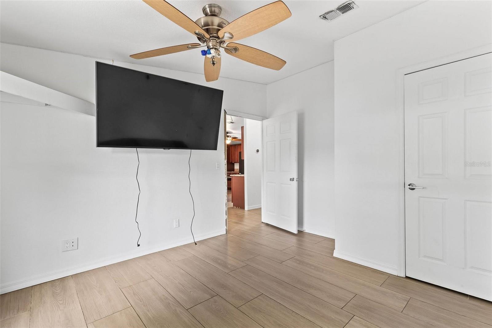 Image 23 of 37 For 1079 Green Acres Circle N