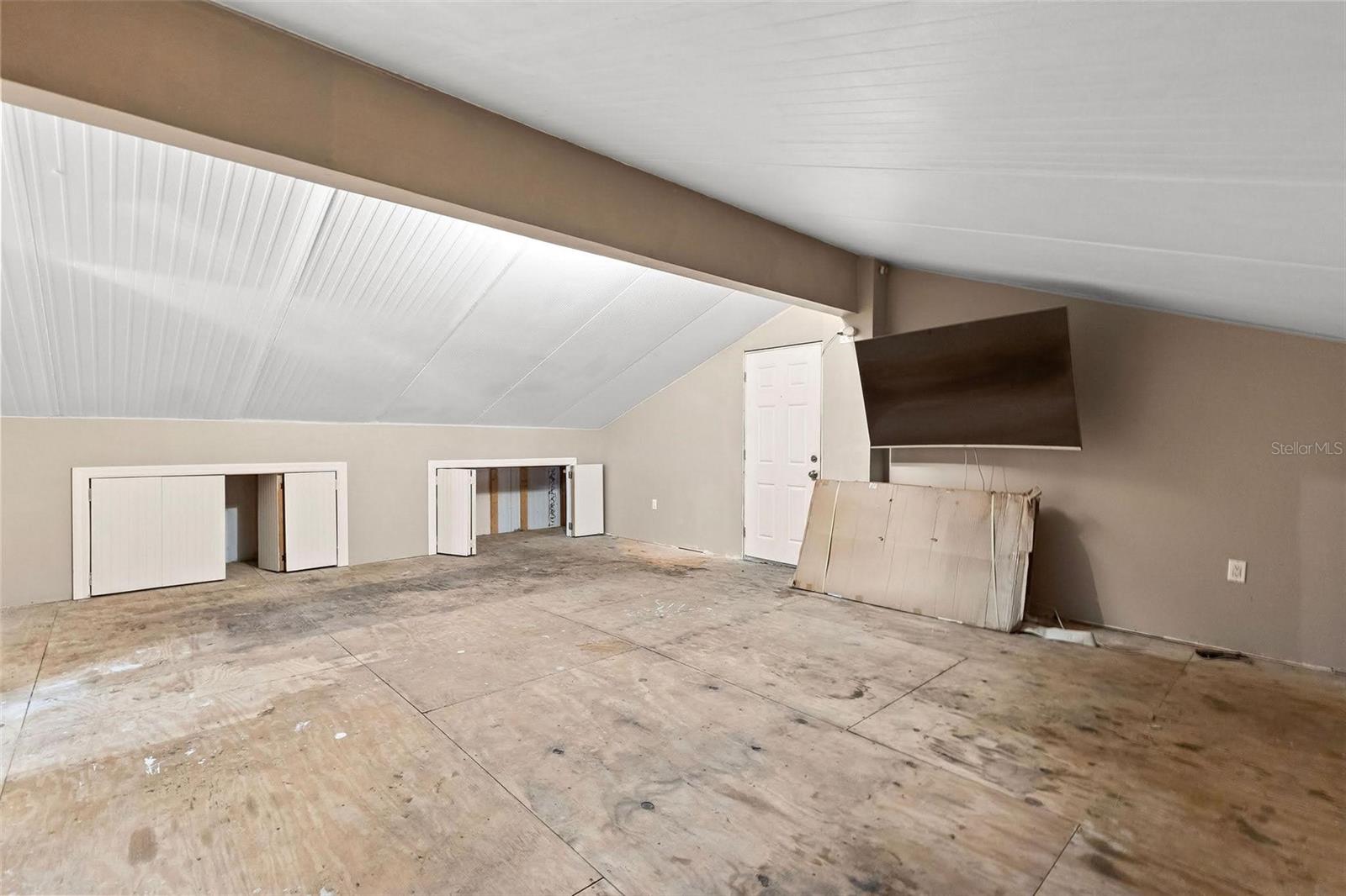 Image 30 of 37 For 1079 Green Acres Circle N
