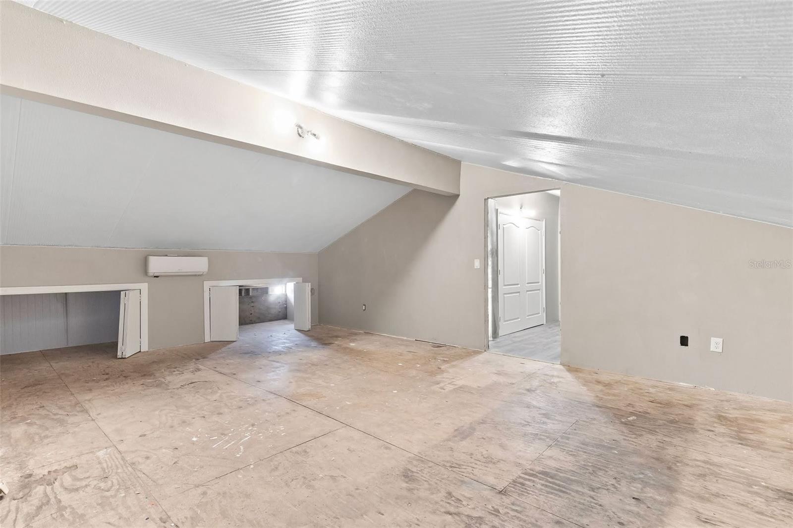 Image 32 of 37 For 1079 Green Acres Circle N