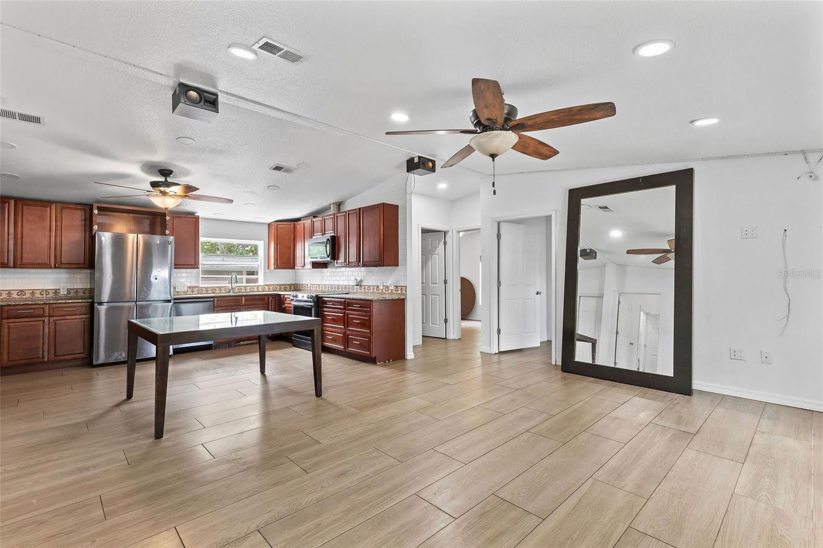 Image 4 of 37 For 1079 Green Acres Circle N