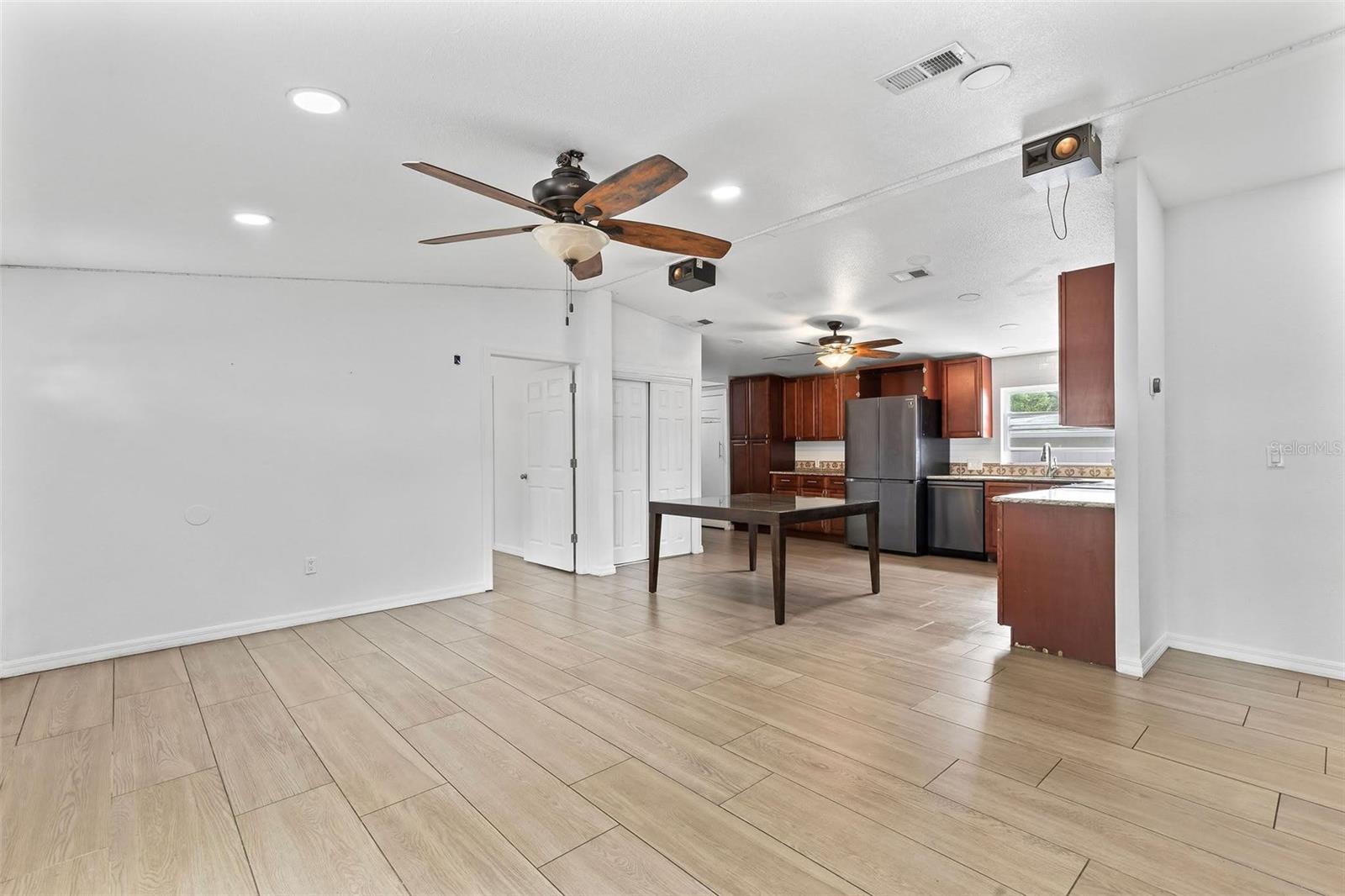 Image 5 of 37 For 1079 Green Acres Circle N