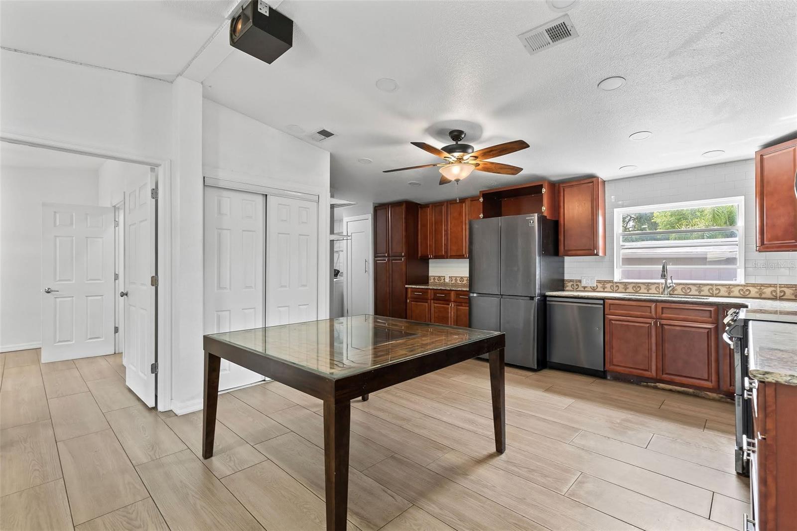 Image 7 of 37 For 1079 Green Acres Circle N