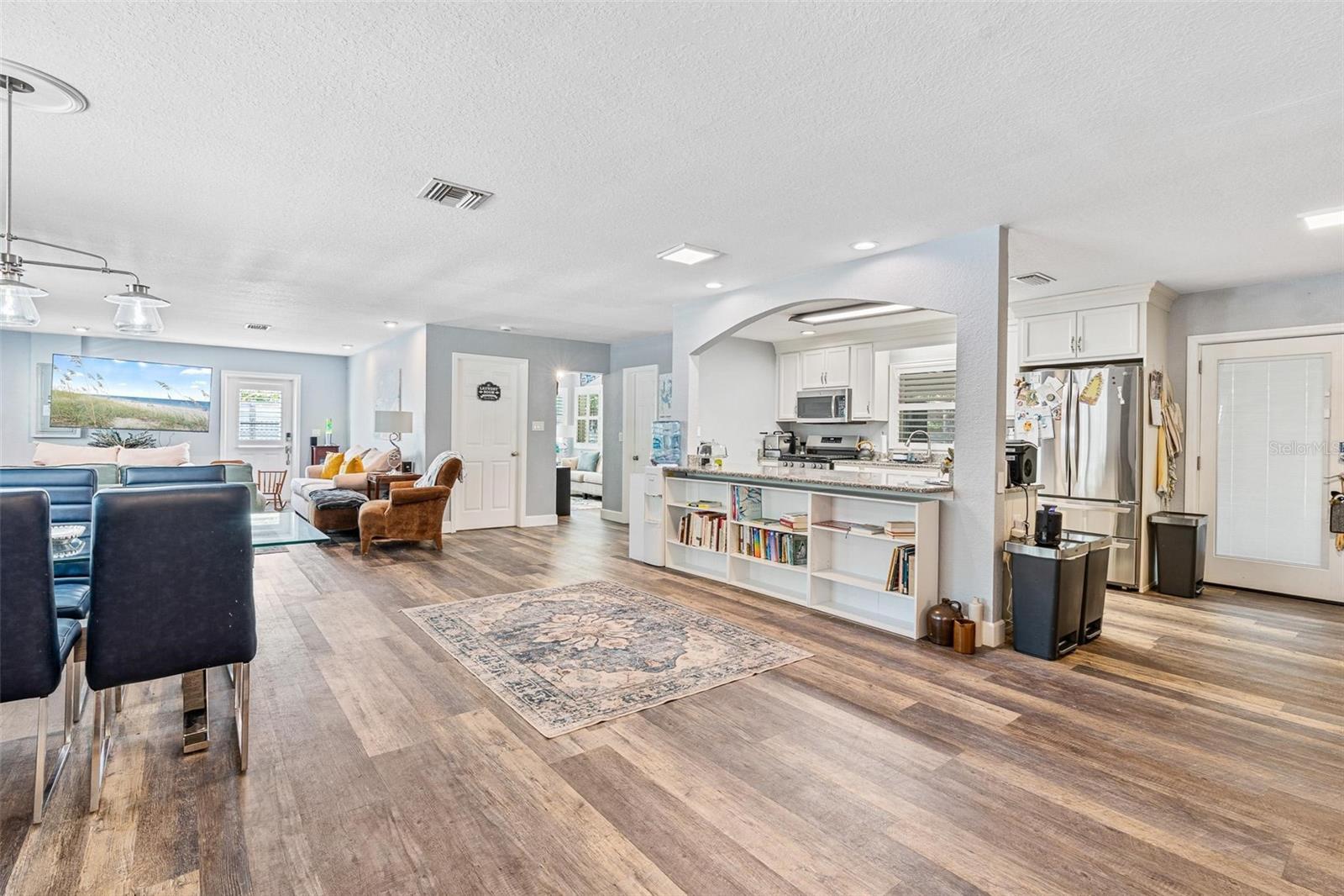 Listing photo id 9 for 19094 162nd Street
