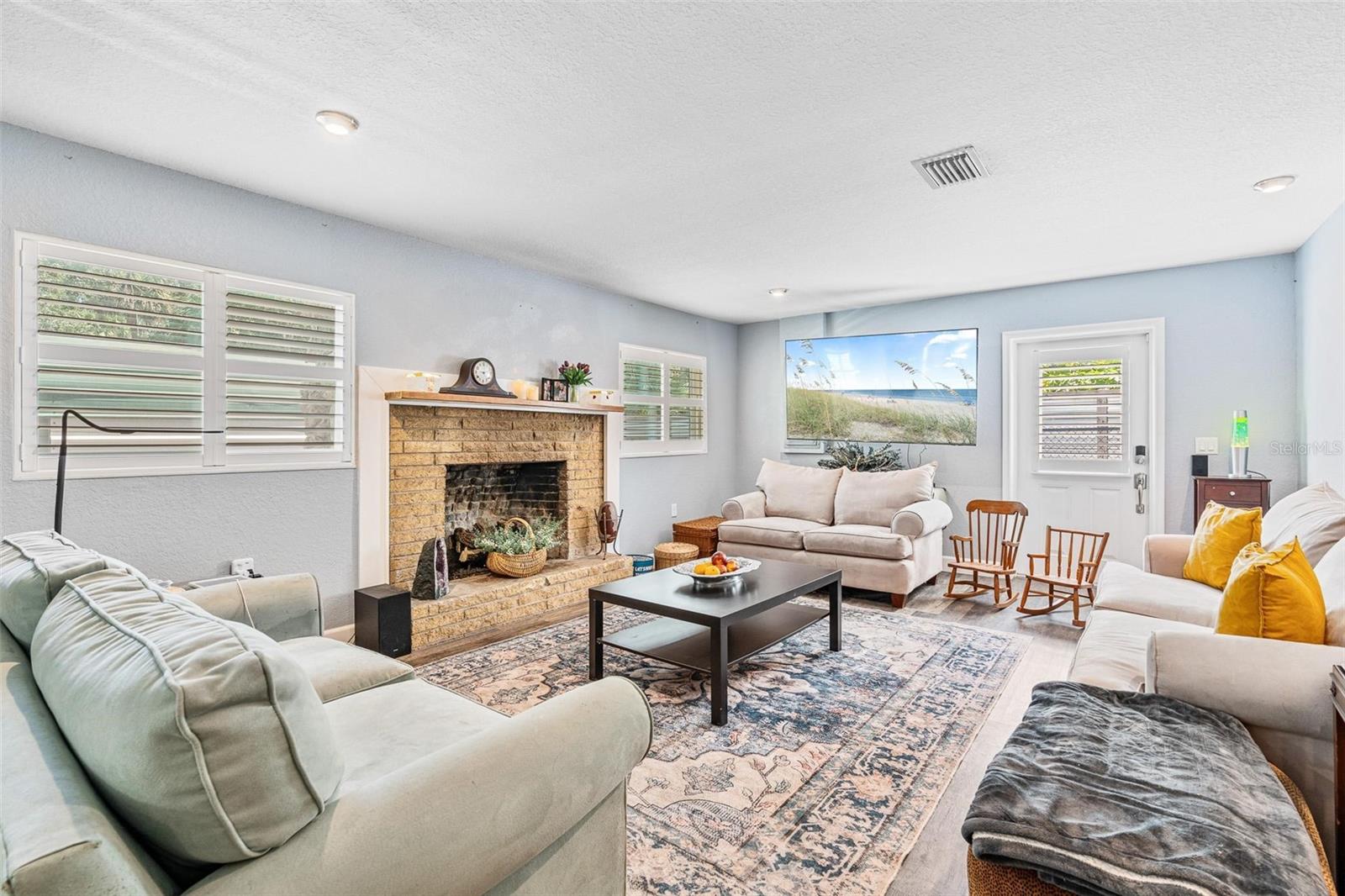 Listing photo id 1 for 19094 162nd Street