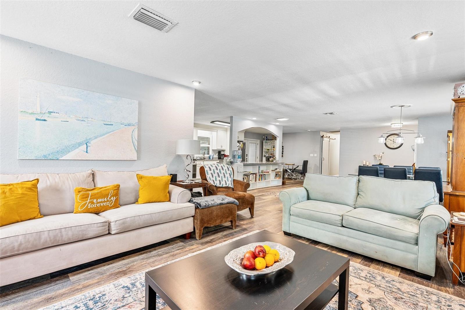 Listing photo id 3 for 19094 162nd Street