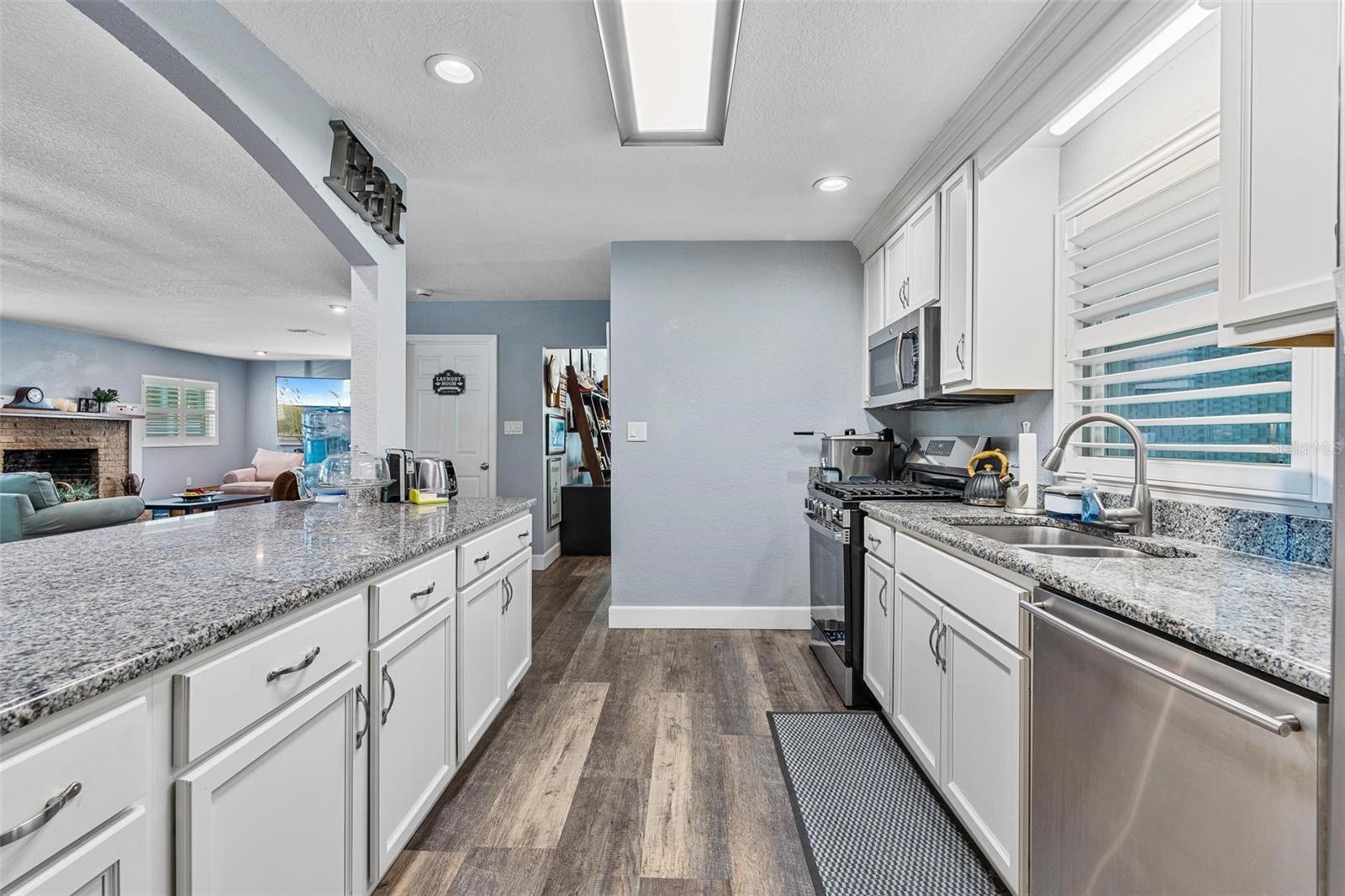 Listing photo id 4 for 19094 162nd Street
