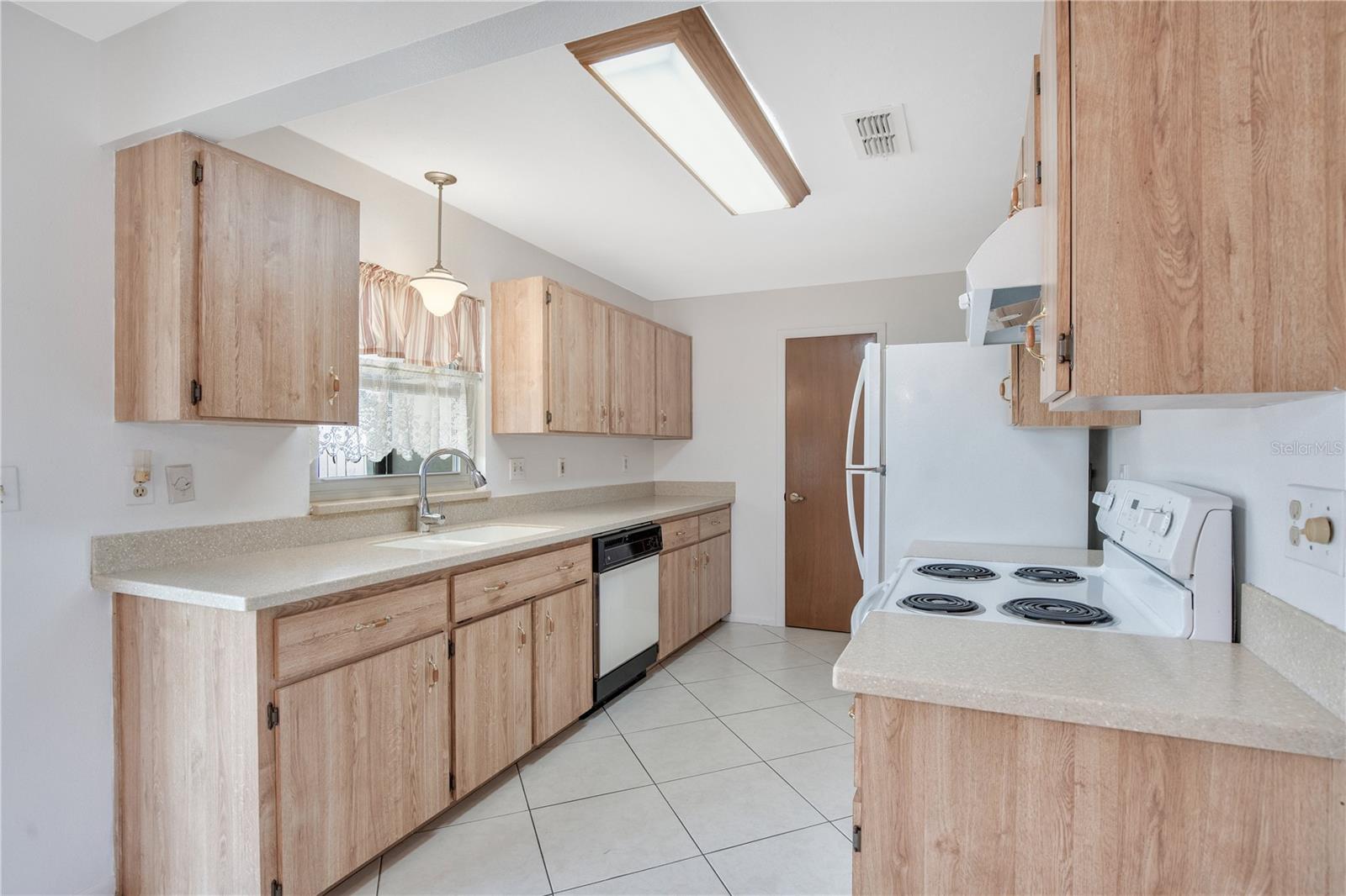 Image 6 of 17 For 416 Falcon Avenue