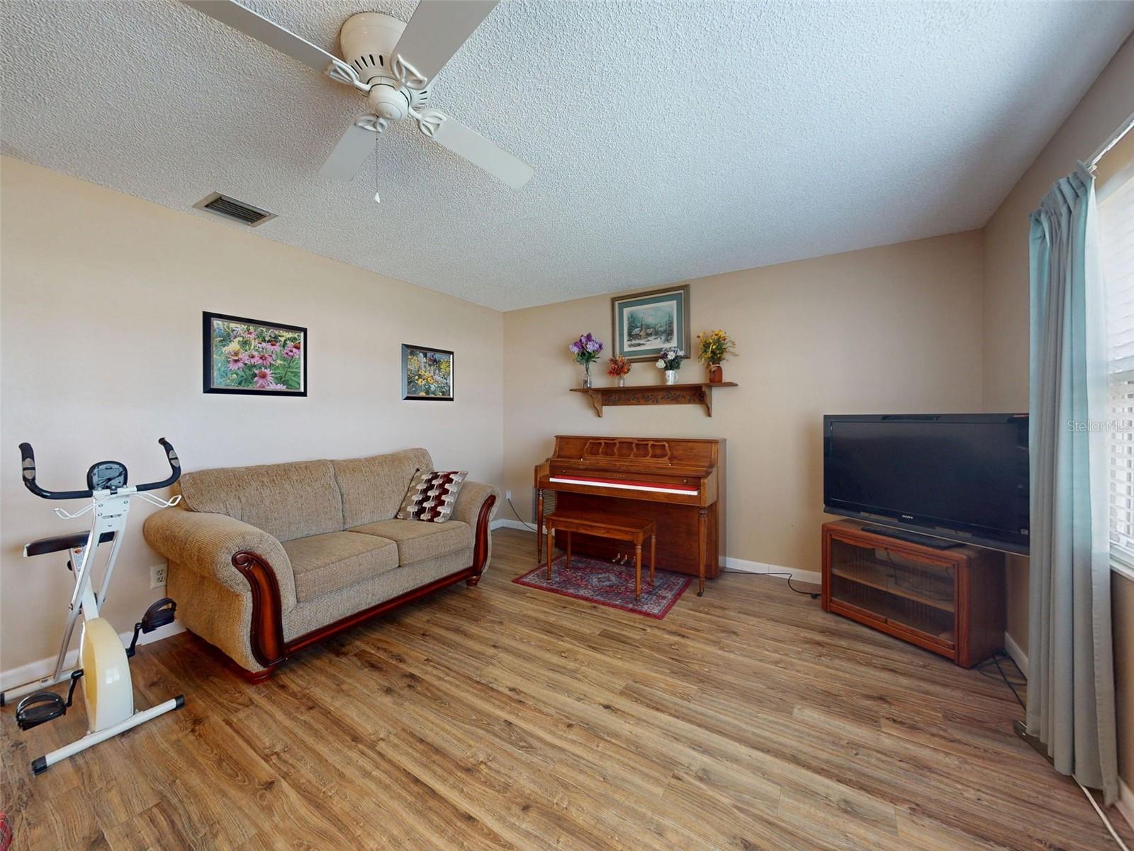Image 7 of 40 For 2410 Albury Avenue