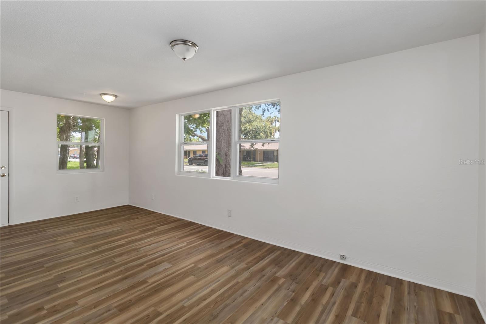 Image 3 of 22 For 444 Caroline Street