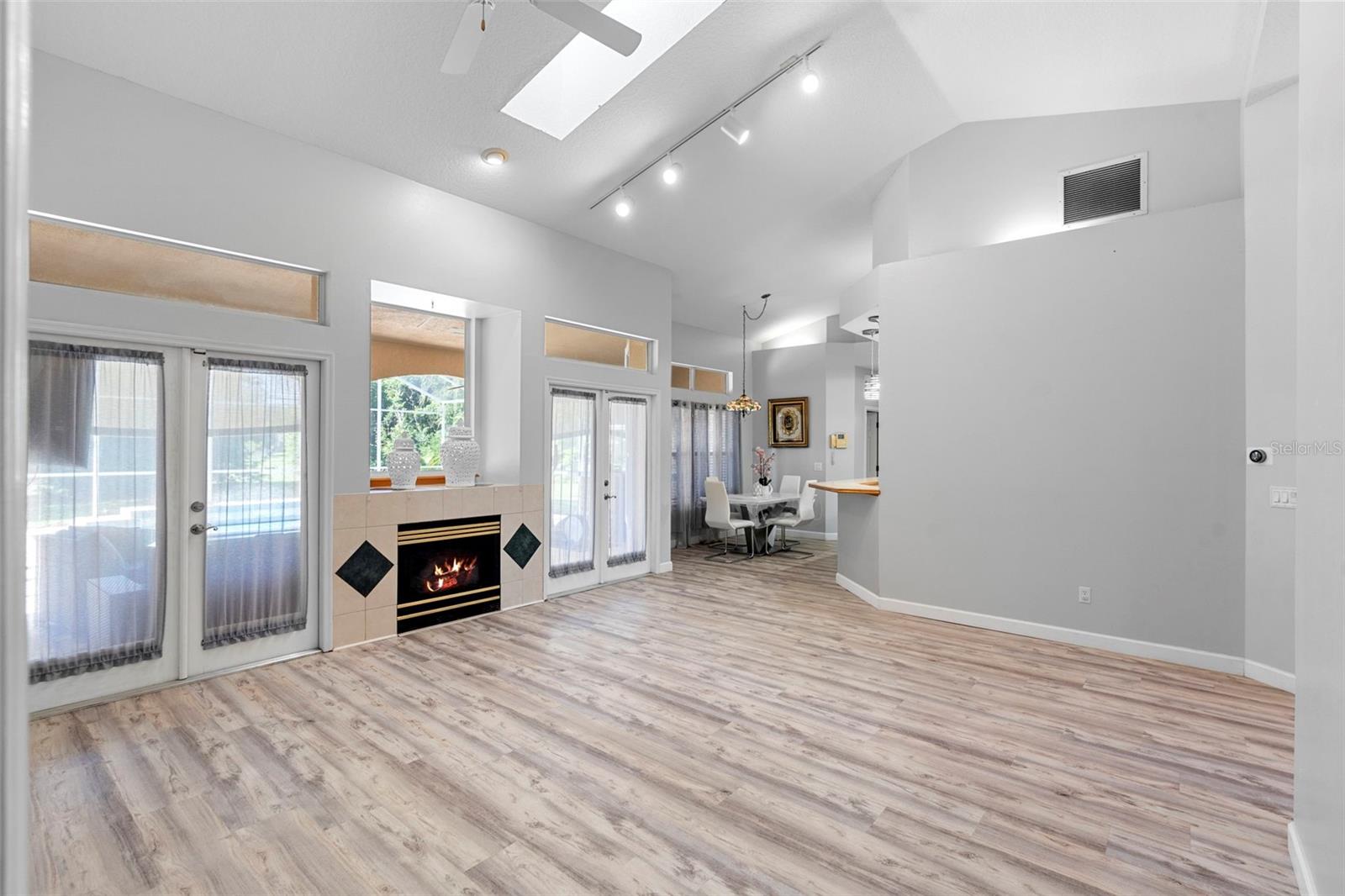 Image 14 of 46 For 380 Glen Abbey Lane