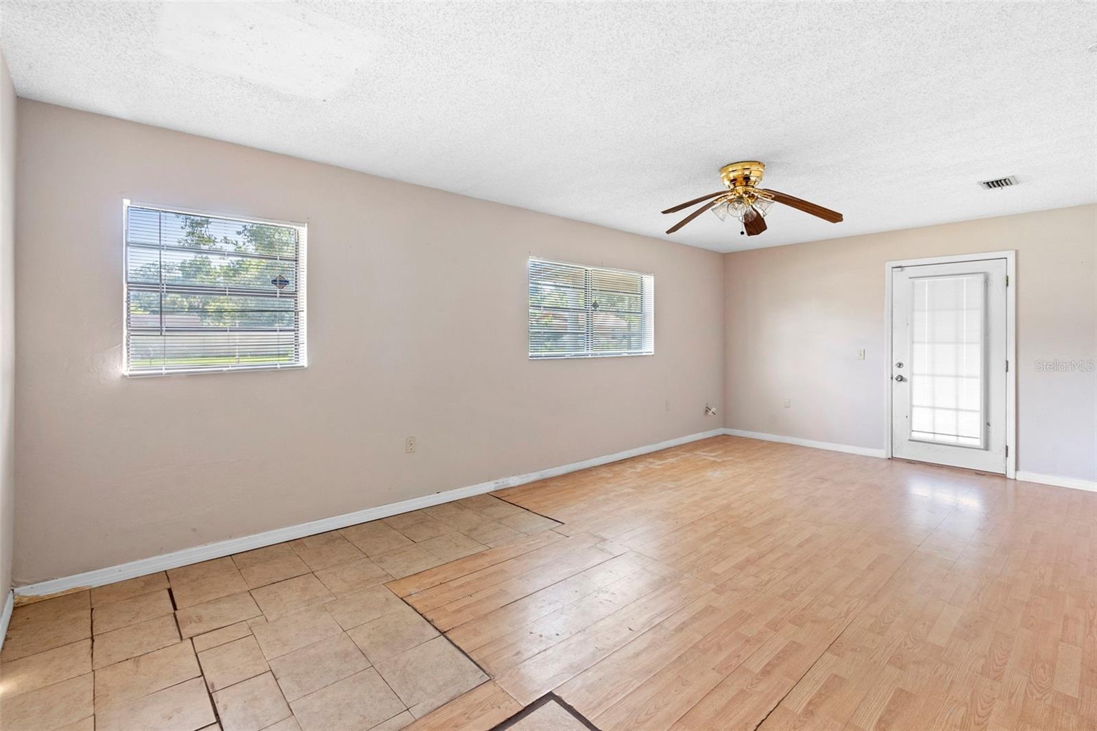 Image 12 of 26 For 600 Byron Avenue