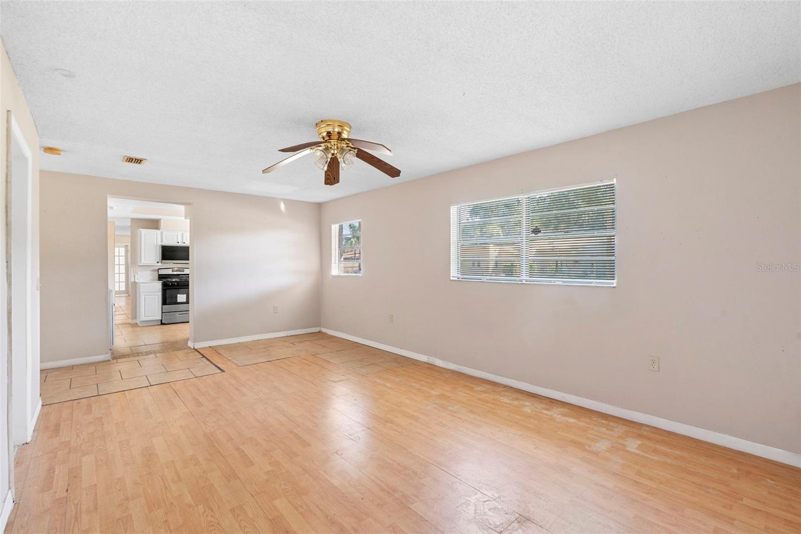 Image 13 of 26 For 600 Byron Avenue