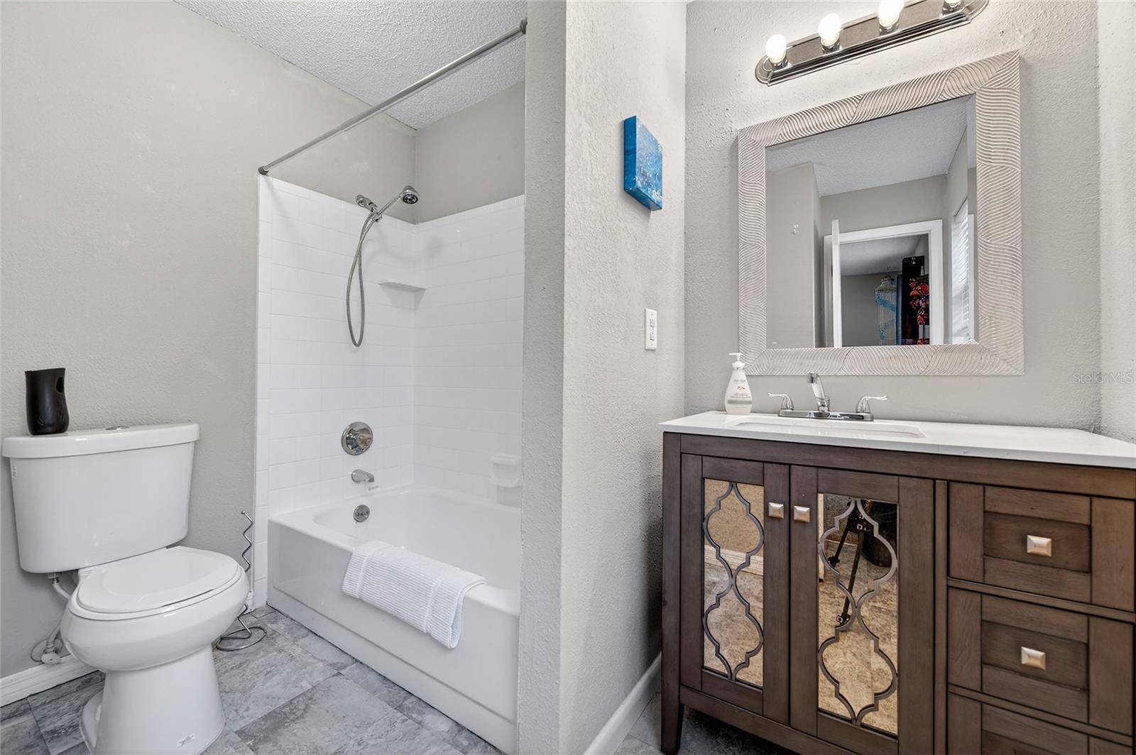 Image 14 of 35 For 840 Center Avenue 390
