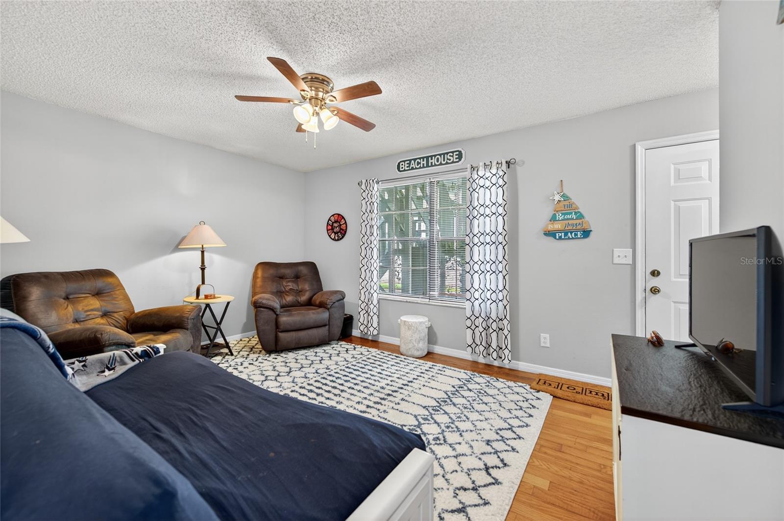 Image 4 of 35 For 840 Center Avenue 390