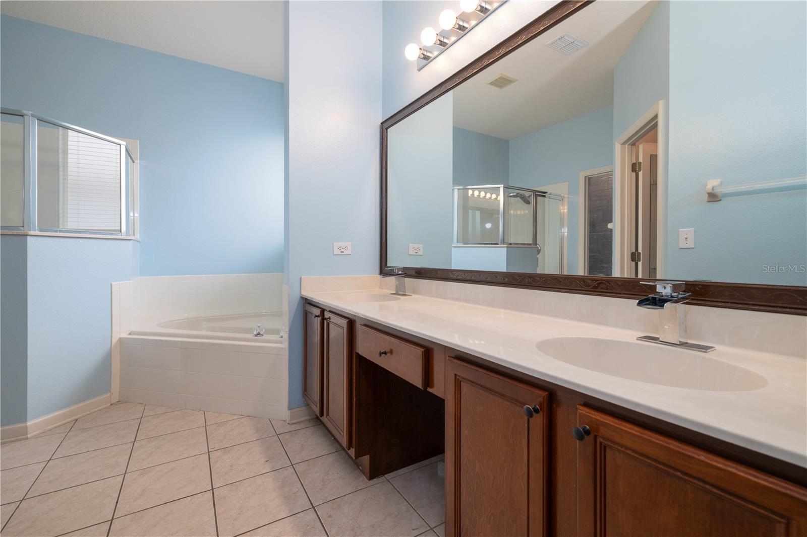 Image 21 of 44 For 107 Wethersfield Court