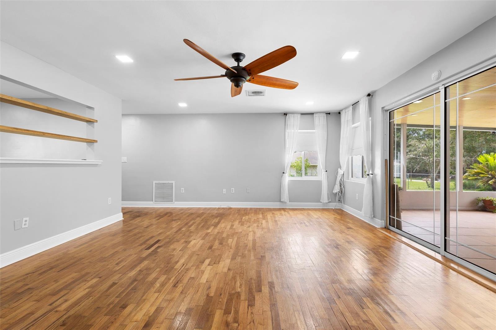 Image 21 of 70 For 124 Lake Molly Avenue