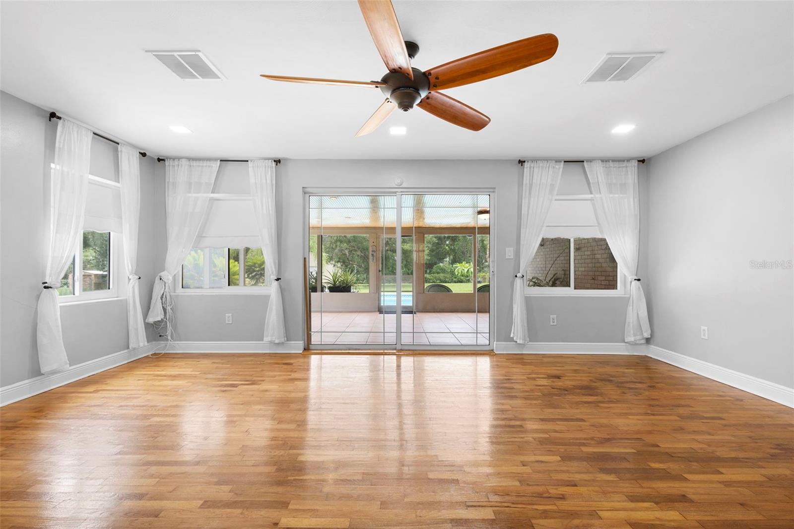 Image 23 of 70 For 124 Lake Molly Avenue