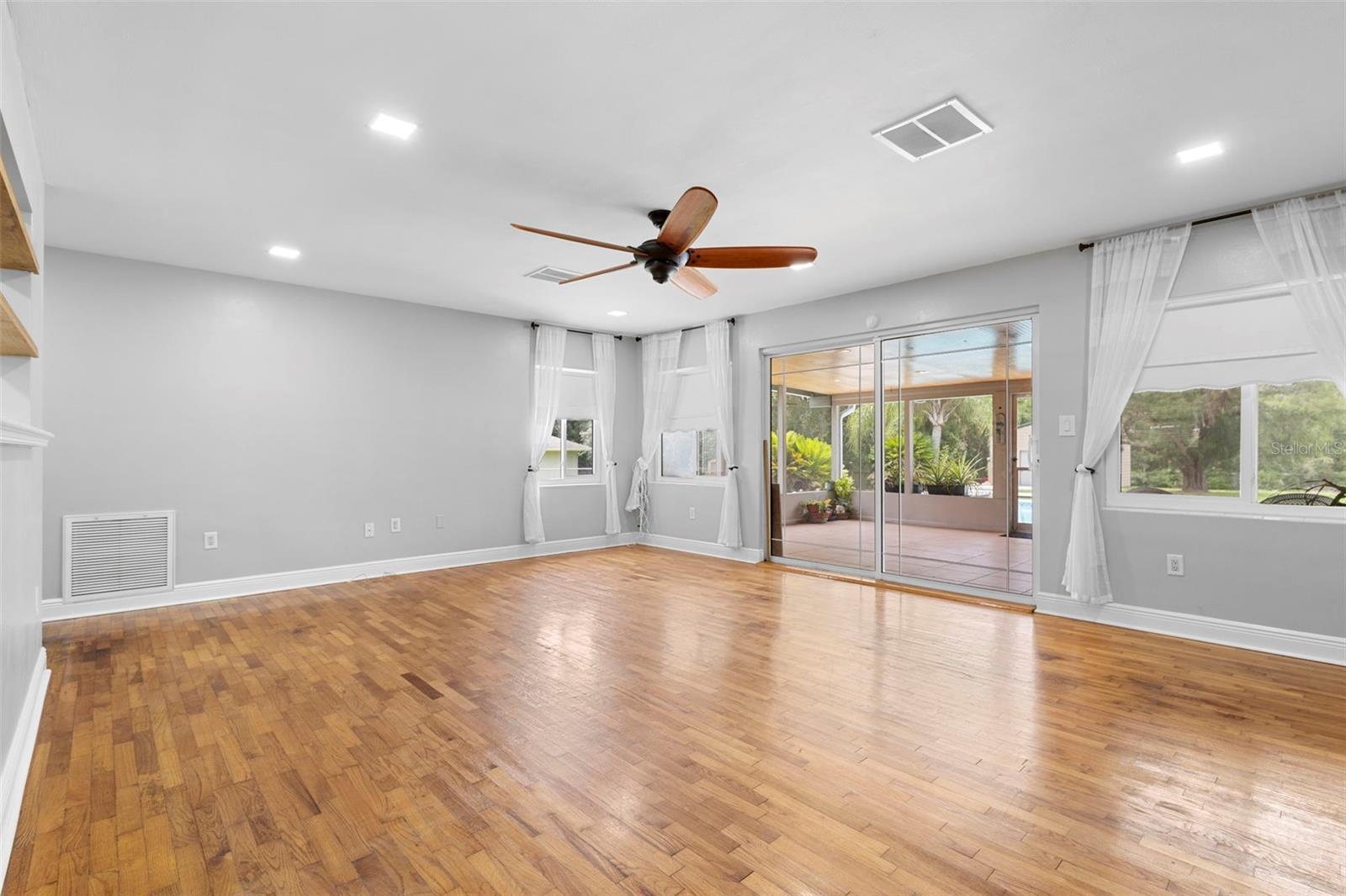 Image 24 of 70 For 124 Lake Molly Avenue