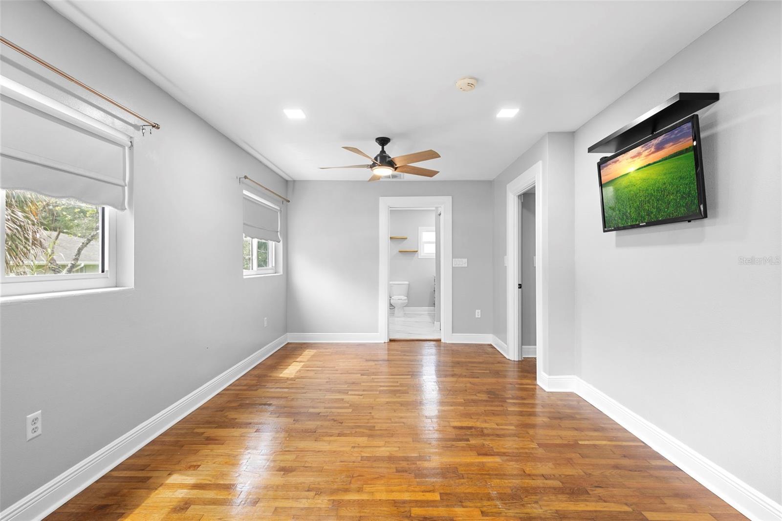 Image 26 of 70 For 124 Lake Molly Avenue