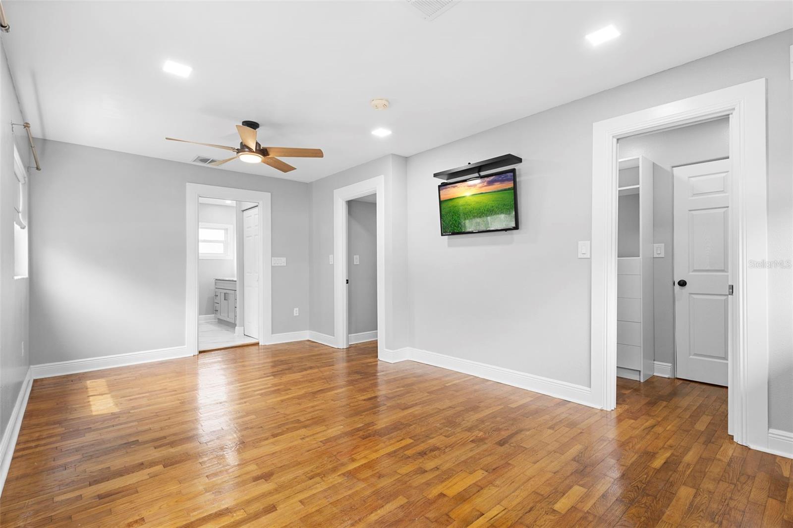 Image 27 of 70 For 124 Lake Molly Avenue